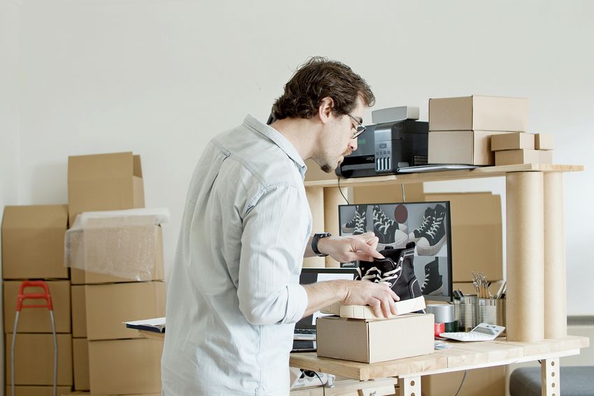 Commerçant qui prépare des commandes