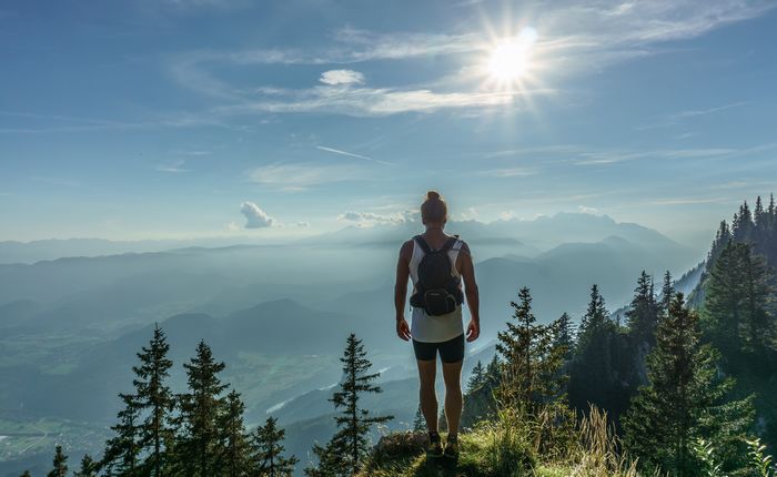 Randonneur au sommet d'une montagne