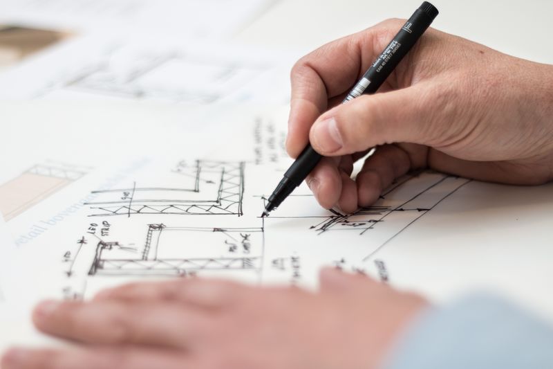 Architecte dessinant les plans d'une maison