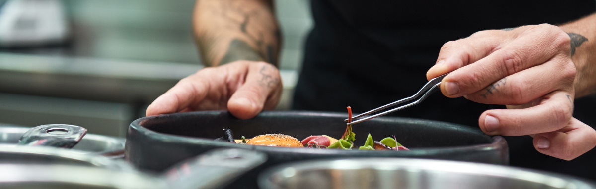 Dressage d'un plat dans une cuisine