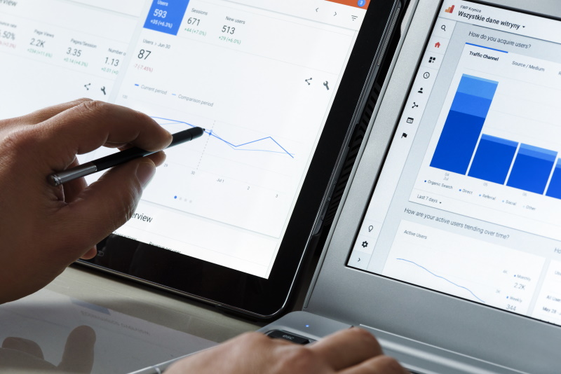 Ecran d'ordinateur avec graphiques Google Analytics