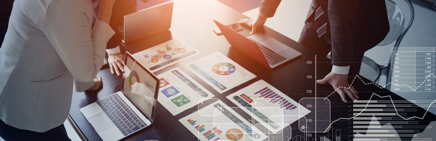 Personnes autour d'une table avec indicateurs statistiques