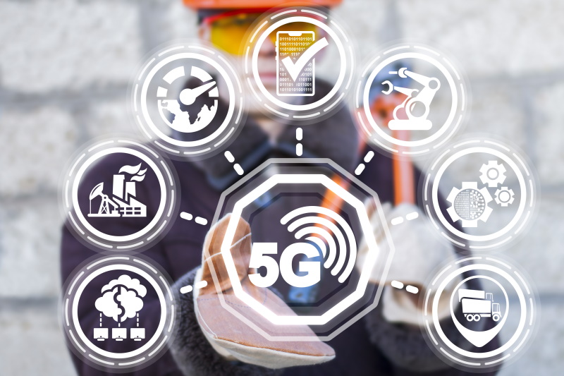 Homme et pictogramme 5G