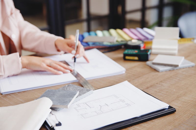 personne qui fait le plan de shop staging