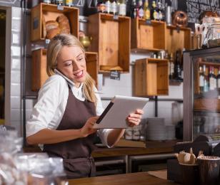 Commerçante derrière un comptoir