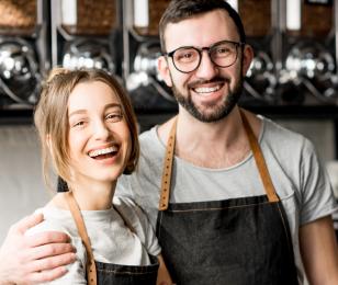 Couple de commerçants dans leur magasin de café