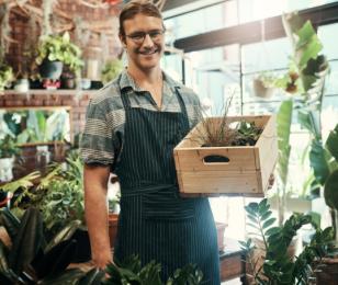 Fleuriste dans son magasin