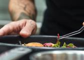 Dressage d'un plat dans une cuisine
