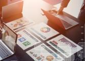 Personnes autour d'une table avec indicateurs statistiques