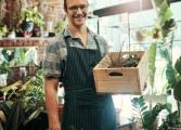 Fleuriste dans son magasin