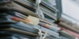 Pile de dossiers - paperasse - marchés publics