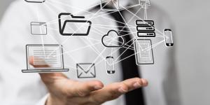 Personne avec pictogrammes internet et réseaux