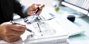 personne qui vérifie la conformité des documents