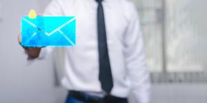 Homme avec enveloppe de messagerie électronique