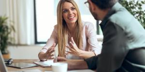 Personne en rendez-vous avec un expert