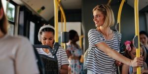 Personnes dans un bus